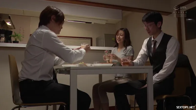 đến nhà cấp trên ở nhờ, cưỡng dâm luôn người vợ sếp