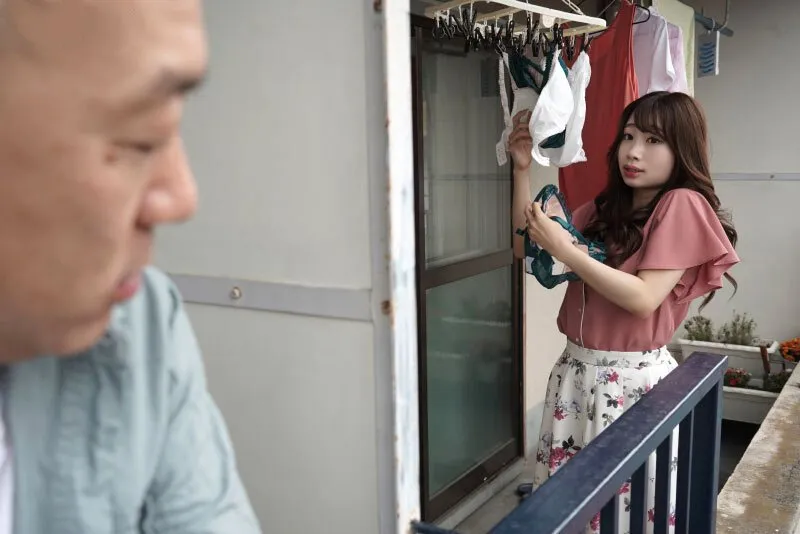 Gã cạnh bên nhà chuyên soi mói và cặp bà xã ông xã thường xuyên rên la quá to