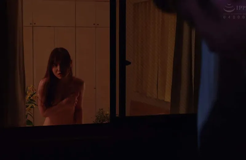 Em hotgirl cạnh nhà ông chồng chồng yêu nhà đối diện thường xuyên thay đồ ở ngay cửa sổ