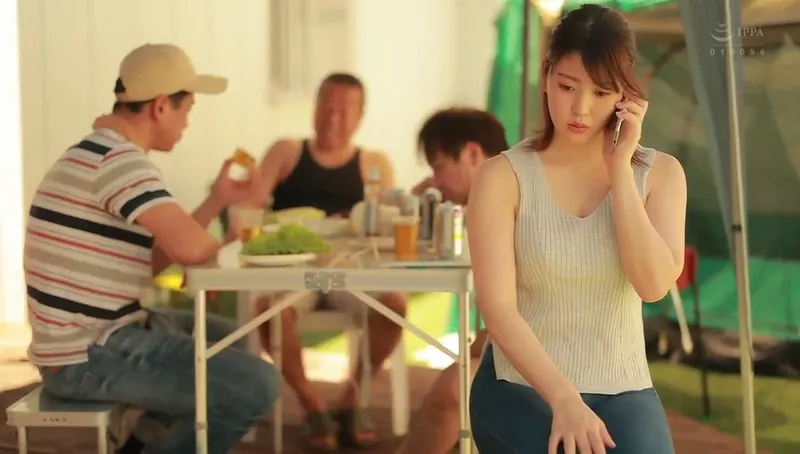 Chồng khờ để vợ yêu tham gia sự kiện cắm trại với mấy gã cạnh bên nhà và cái kết