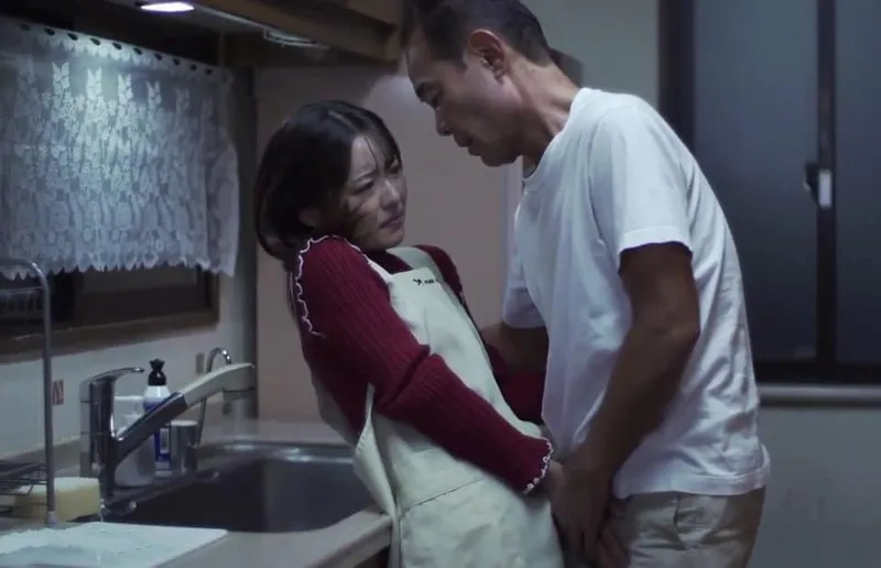 Chồng đi làm người vợ ở nhà bị gã chủ tịch khu phố đến nhà cưỡng bức