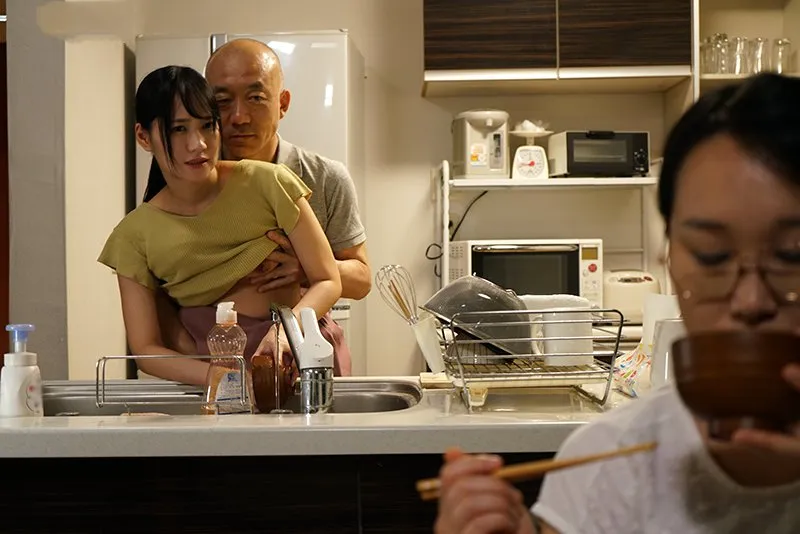 Chồng yêu chịch con gái riêng của bà xã khi biết vợ không thể sinh con cho mình