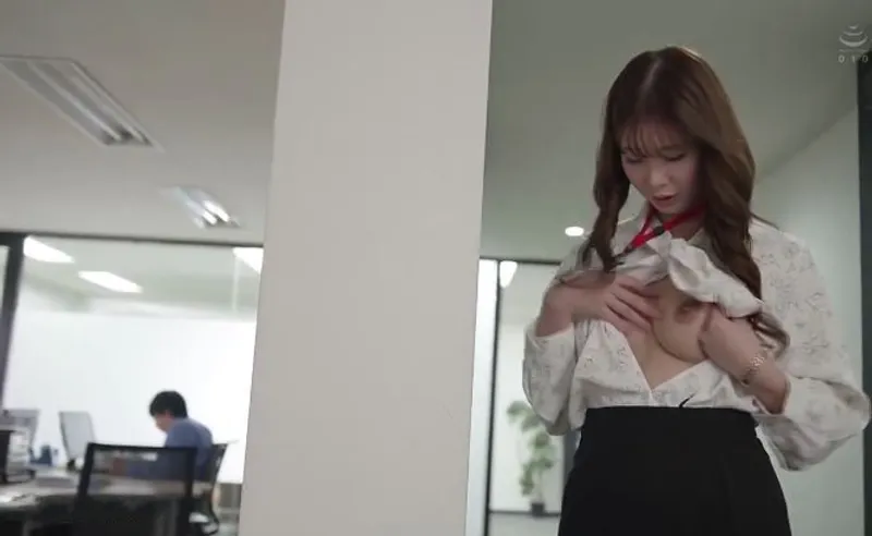 Bí ẩn đằng sau cô nhân viên mặt lạnh nghiêm nghị hóa ra chính là "nữ hoàng dâm đãng" đích thực.